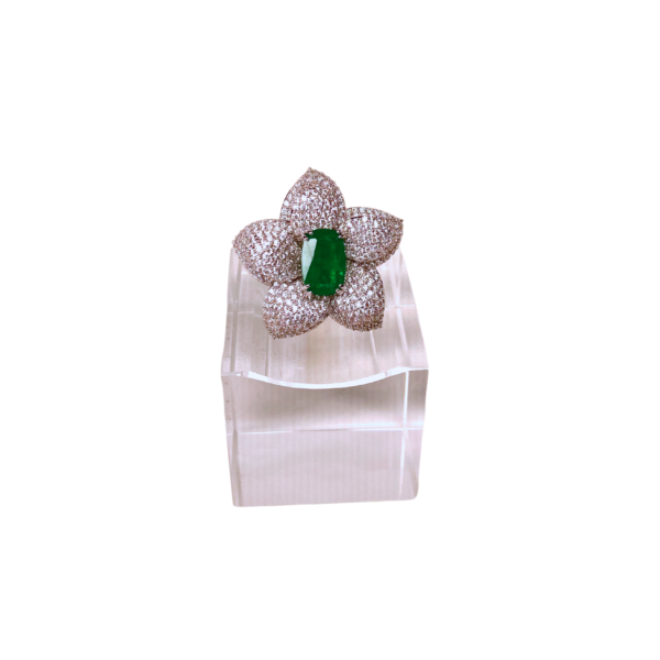 Anel Flor Cravejado com Pedra Verde