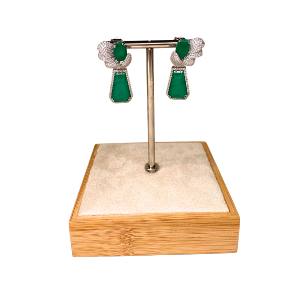 Brinco Pétalas com Pedra Verde